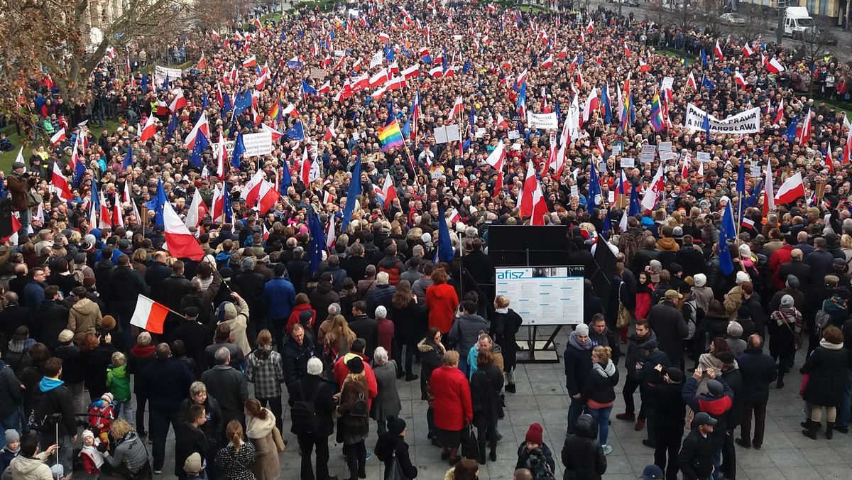 Komitet Obrony Narodowej kolejną demonstrację zaplanował na sobotnie popołudnie. Organizatorzy chcą, by ludzie zebrali się o godzinie 14 przed ratuszem w Zielonej Górze. - Musimy ludziom wytłumaczyć, co się tak naprawdę w naszym kraju dzieje - przekonuje Robert Krzych, lubuski koordynator KOD w rozmowie z "Gazetą Wyborczą".