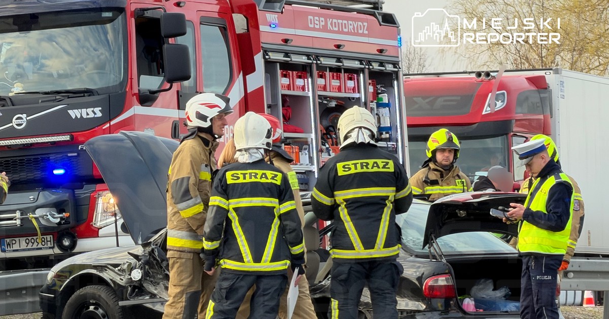 Dramatyczny wypadek w Tarczynie: Mercedes taranuje pieszych