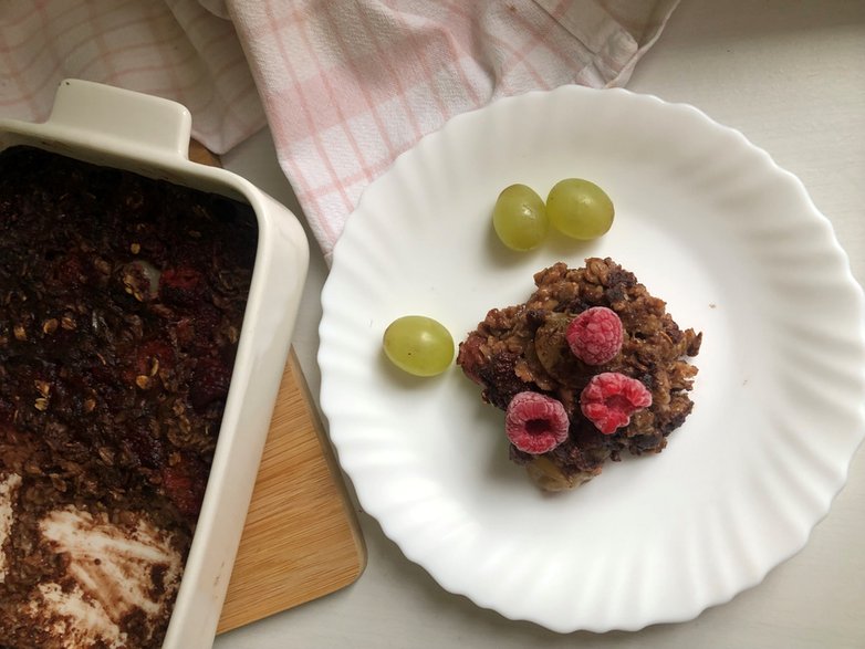 Pieczona owsianka z kakao i mrożonymi owocami 