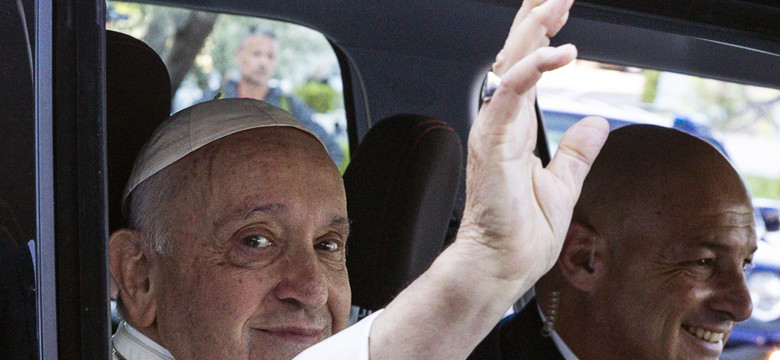 Papież Franciszek wyszedł ze szpitala. "Dalej żyję"