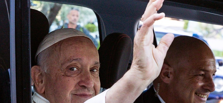 Papież Franciszek wyszedł ze szpitala. "Dalej żyję"