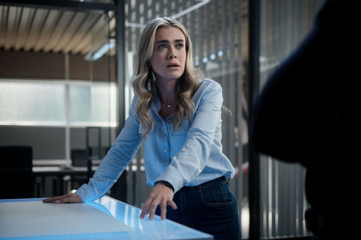 Melissa Roxburgh jako Rebecca "Bex" Henderson w dziewiątym odcinku serialu "The Hunting Party"