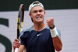 Rewelacyjny 19-latek z Danii w ćwierćfinale French Open. Tsitsipas wraca do domu
