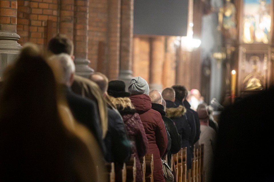 Białystok. Wierni podczas rezurekcji w Kościele Farnym