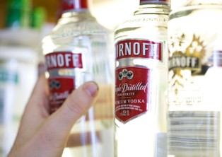 Diageo odcina się od filmików promujących picie Smirnoffa