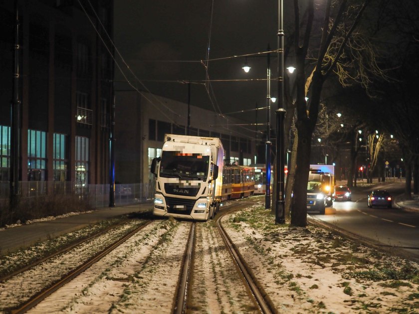 Tir zamiast tramwaju? Jechał po torowisku