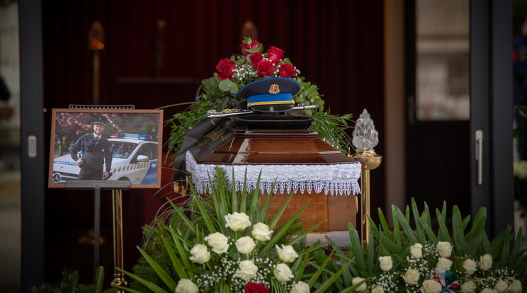 Katonai tiszteletadás mellett helyezték örök nyugalomra a hősi halottá nyilvánított Baumann Péter posztumusz rendőr főhadnagyot / Fotó: police.hu