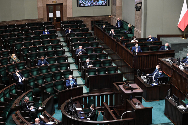 Koronawirus w Polsce. Sejm głosami PiS odrzucił testy dla służby zdrowia [RELACJA]