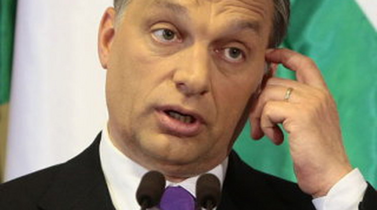 Orbán Viktor nyakkendője mindig balra csúszik el 