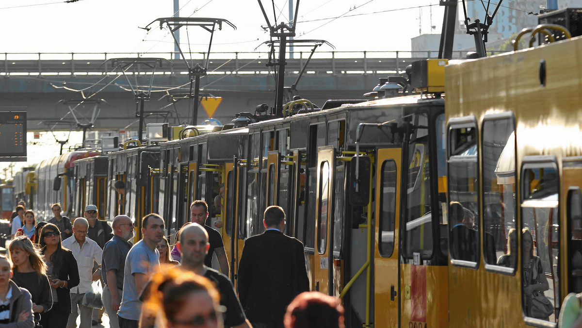 Od dziś ruszają remonty torowisk w centrum Warszawy. To oznacza ogromne zmiany dla pasażerów. Tramwaje zniknęły z Al. Jerozolimskich i al. Jana Pawła II. Zawieszonych zostało także aż dziewięć linii tramwajowych. Tak będzie do końca długiego weekendu.