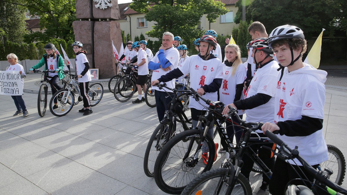 50-osobowa sztafeta rowerzystów wyruszyła w piątek z Olsztyna, aby w sobotę dojechać do Warszawy do grobu ks. Jerzego Popiełuszki. Podobna sztafeta biegaczy w piątek wyruszyła z Katowic.