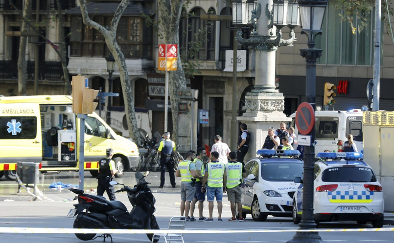 - Nie ma nikogo w żadnej restauracji w Barcelonie. Aresztowaliśmy jedną osobę, którą uznajemy za terrorystę - poinformowała na Twitterze katalońska policja.