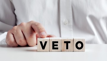 Weto prezydenta Nawrockiego w sprawie fundacji rodzinnych. Eksperci komentują