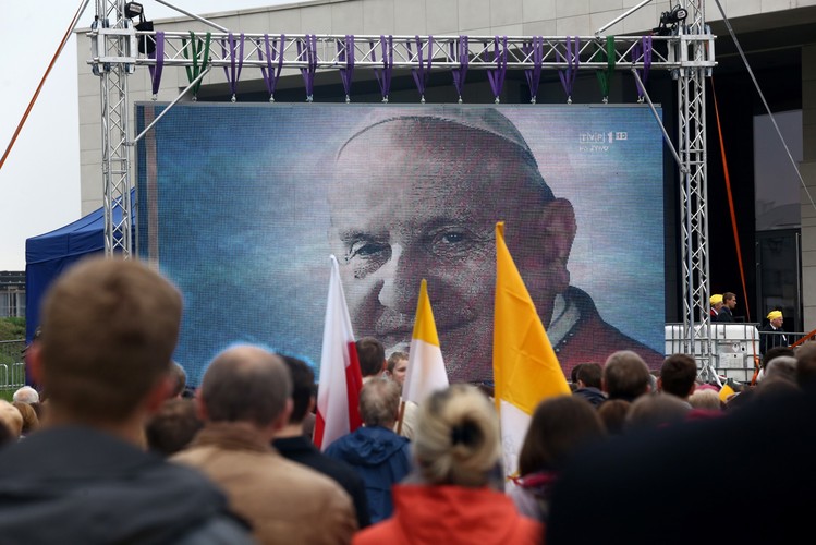Wierni zgromadzeni przed Świątynią Opatrzności Bożej w Warszawie uczestniczą w wyświetlanej na telebimach mszy kanonizacyjnej. Fot. PAP/Tomasz Gzell