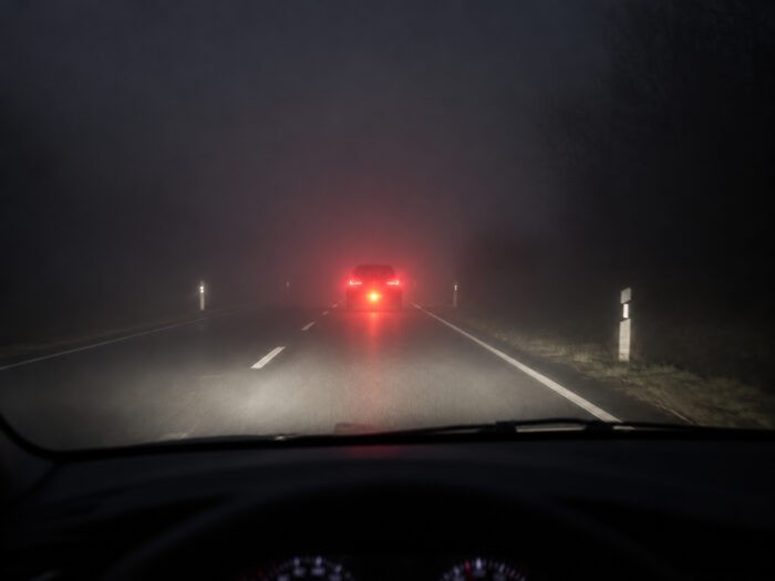 Oslňovanie zadným hmlovým svetlom môže byť veľmi nepríjemné aj nebezpečné.