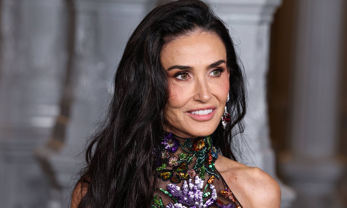 Demi Moore olśniewa na Paryskim Tygodniu Mody. Nowy wymiar klasyki