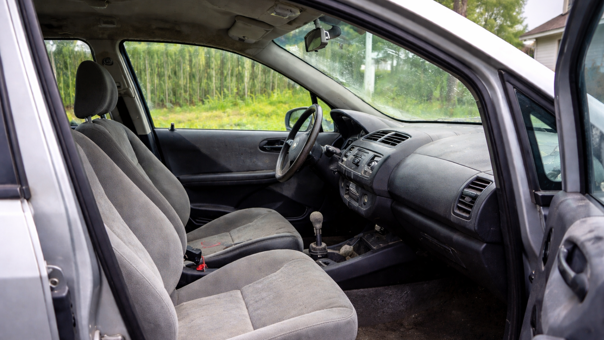 Kupio 17 godina star auto, pa ostao u šoku šta je pronašao u polovnoj Hondi (FOTO)