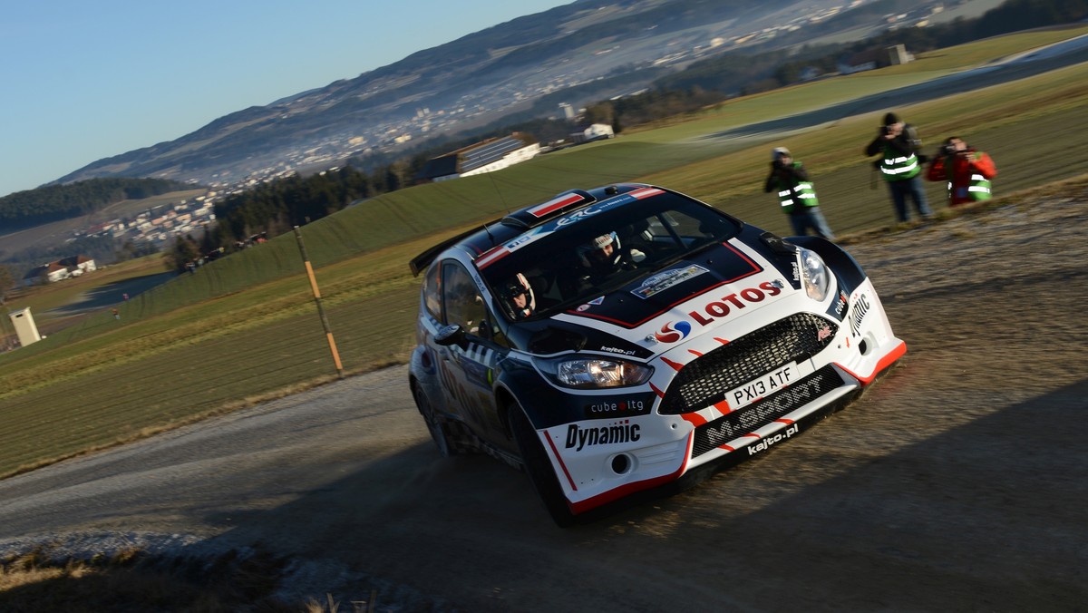 Kajetan Kajetanowicz stracił prowadzenie w Jaenner Rallye – pierwszej eliminacji rajdowych mistrzostw Europy. Polski kierowca nie ukończył OS6 po awarii pedału gazu. Liderem po sześciu odcinkach specjalnych został Austriak Raimund Baumschlager. Robert Kubica jest trzeci.