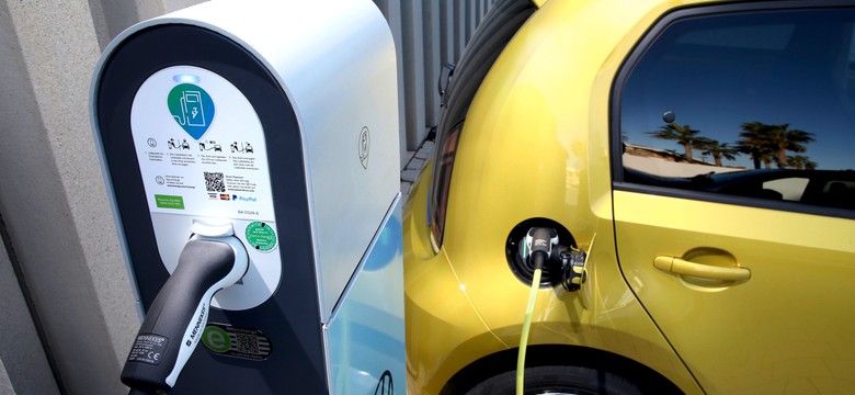 70 tys. zł dopłaty do samochodów elektrycznych. Ruszają trzy NOWE programy [ZESTAWIENIE AUT]