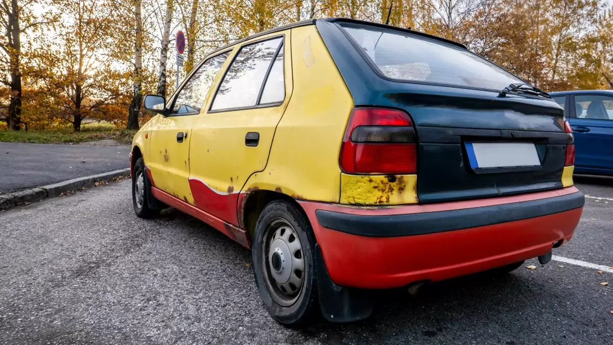 Im starszy samochód, tym mniej jeździ?