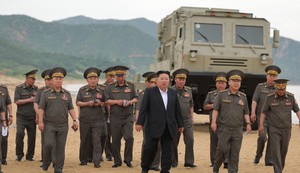 Kim Džong Un sa oficirima