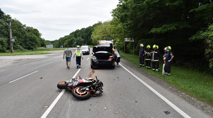 Pécs határában, a 66-os úton összeütközött egy személyautó és egy motor / Fotó: police.hu 