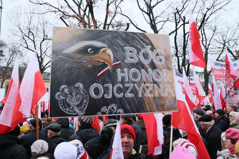 Protestujący pojawili się pod Trybunałem Konstytucyjnym z flagami i transparentami