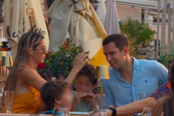 PAPARACO! UHVATILI SMO BRATA ANE IVANOVIĆ U CRNOJ GORI Sa ženom i detetom uživa na letovanju: Džajina ćerka u uskoj haljini mami poglede (Video)