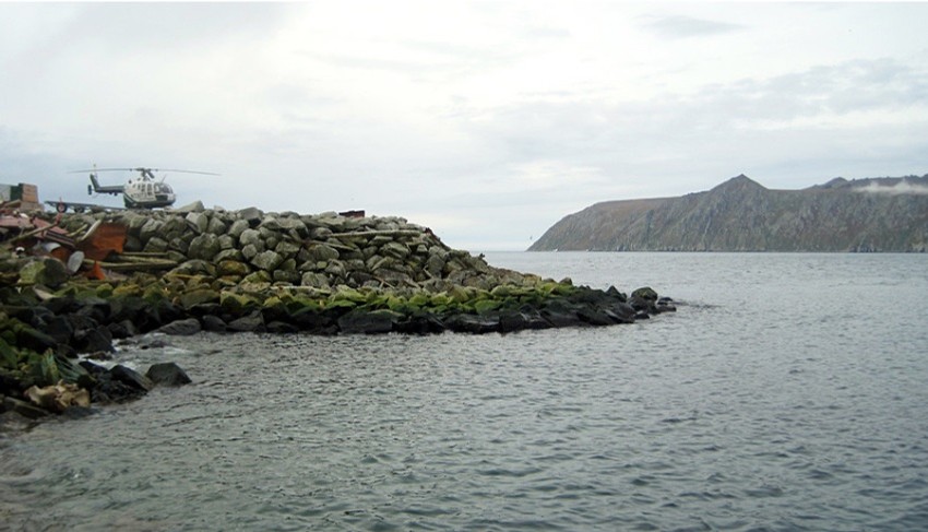 Desno je ostrvo Veliki Diomed u Rusiji, a levo ostrvo Mali Diome na Aljasci