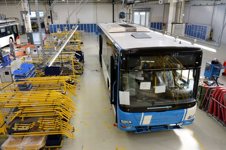 Linia produkcyjna w zakładzie produkcji autobusów MAN w Starachowicach <br><br>fot. (mr) PAP/Piotr Polak