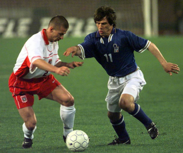 Paweł Skrzypek i Gianfranco Zola w meczu Polska - Włochy (1997 r)