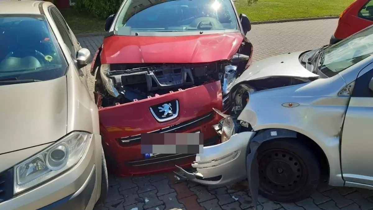 Kobieta, która miała prawo jazdy od 2 tygodni rozbiła dwa auta