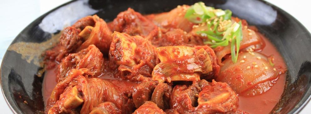 Kimchi - tradycyjne danie pochodzące z Korei, składające się z fermentowanych lub kiszonych warzyw: kapusty, papryczek, cebuli, rzodkwi. Warzywa marynowane są razem z owocami morza. Fot.flickr/KFoodaddict