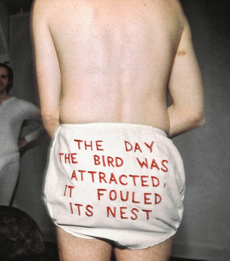 Unterhose aus der Performance «She lost it» 1992, rote Stickerei auf Baumwolle. 