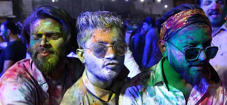 Kolorowe święto Holi w czasach pandemii. Młodzi ignorują wszelkie zakazy [ZDJĘCIA]