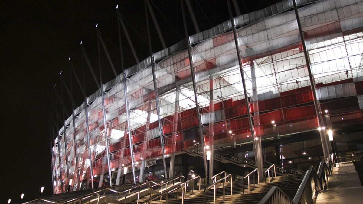 Blisko 16 tysięcy metrów kwadratowych – taką powierzchnię biurową ma Stadion Narodowy w Warszawie. Okazuje się, że w ciągu niespełna roku operatorowi obiektu udało się wynająć wszystkie pomieszczenia. Umowy podpisało w sumie 20 firm i organizacji. Tym samym stadion dołączył do grona największych biurowców w Warszawie, a nawet w Polsce.