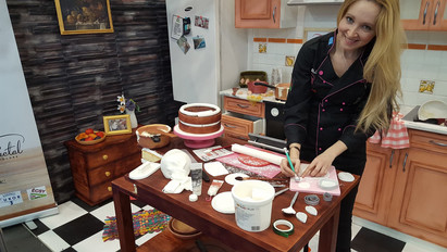 Cukorból épített konyhát a magyar cukrásznő