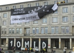 Greenpeace w siedzibie Pawlaka! Zasłonili mu okna transparentem. ZDJĘCIA