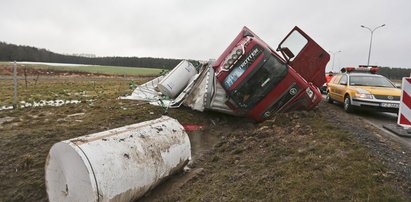 Tir przewrócił się na bok. Kierowca przeżył tylko cudem