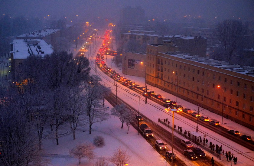 Korki w Łodzi. Śnieg pada