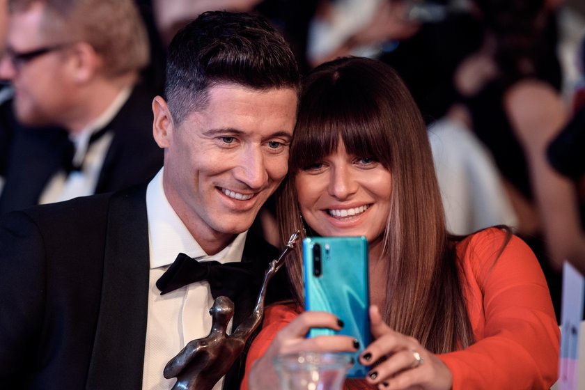 Anna i Robert Lewandowscy z córką