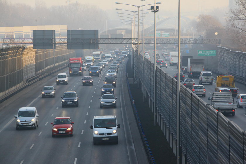 Przez korki połowa warszawiaków spóźnia się do pracy