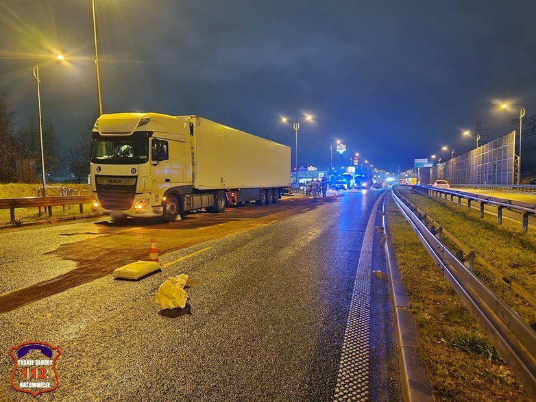 Kolizja ciężarówki i osobówki - 06.12.2022 - autor: 112tychy.pl