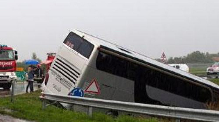Felborult egy busz az autópályán