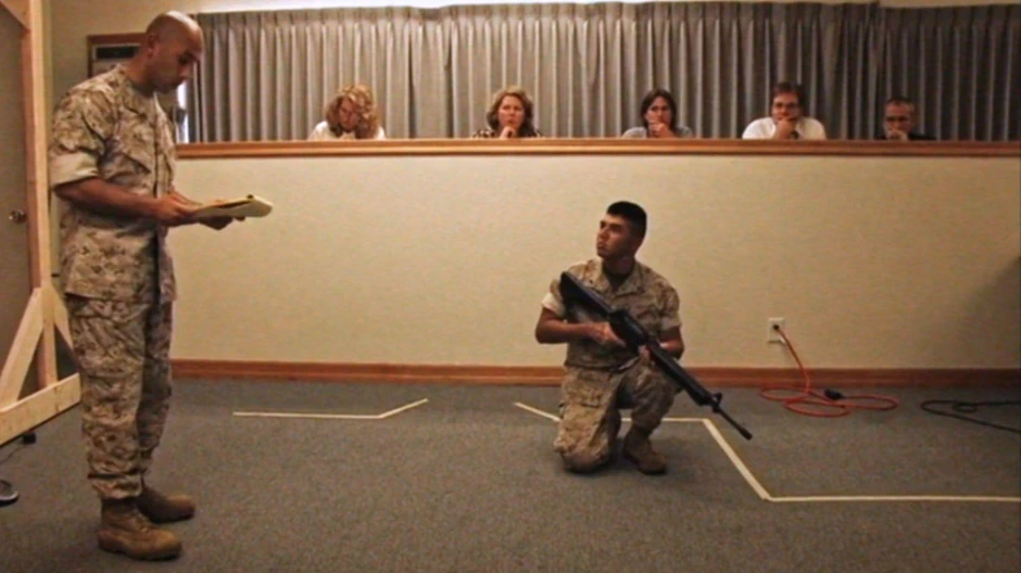 Na slici, koja je napravljena od snimka koji nije ranije prikazan, Umberto Mendoza (muškarac koji kleči) pokazuje šta se dogodilo | Foto: Michael Epstein