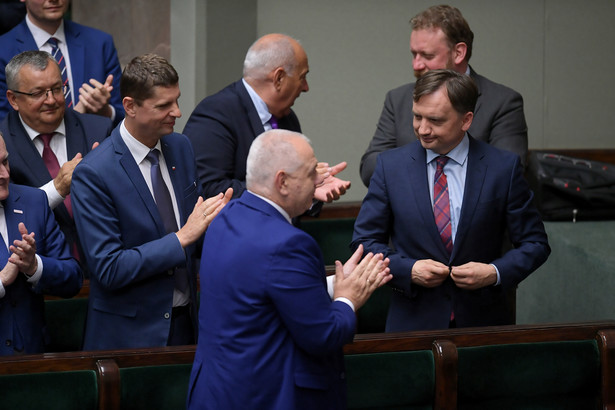 Warszawa, 15.07.2020. Wicepremier, minister aktywów państwowych Jacek Sasin (C-dół), minister sprawiedliwości, prokurator generalny Zbigniew Ziobro (P-dół), minister zdrowia Łukasz Szumowski (P-góra), minister edukacji narodowej Dariusz Piontkowski (2L), minister infrastruktury Andrzej Adamczyk (L) oraz minister finansów Tadeusz Kościński (C-góra) na sali obrad podczas posiedzenia Sejmu w Warszawie, 15 bm. Sejm odrzucił wniosek o wotum nieufności wobec ministrów sprawiedliwości oraz spraw wewnętrznych i administracji. O godz. 22.20 Sejm przerwał obrady. Wznowi je w czwartek o godz. 9. (kf) PAP/Marcin Obara