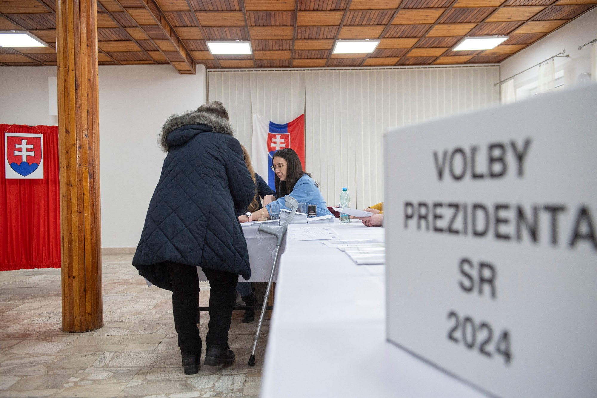 Volička vhadzuje obálku s hlasovacím lístkom do volebnej schránky v prvom kole prezidentských volieb v obci Hradisko.