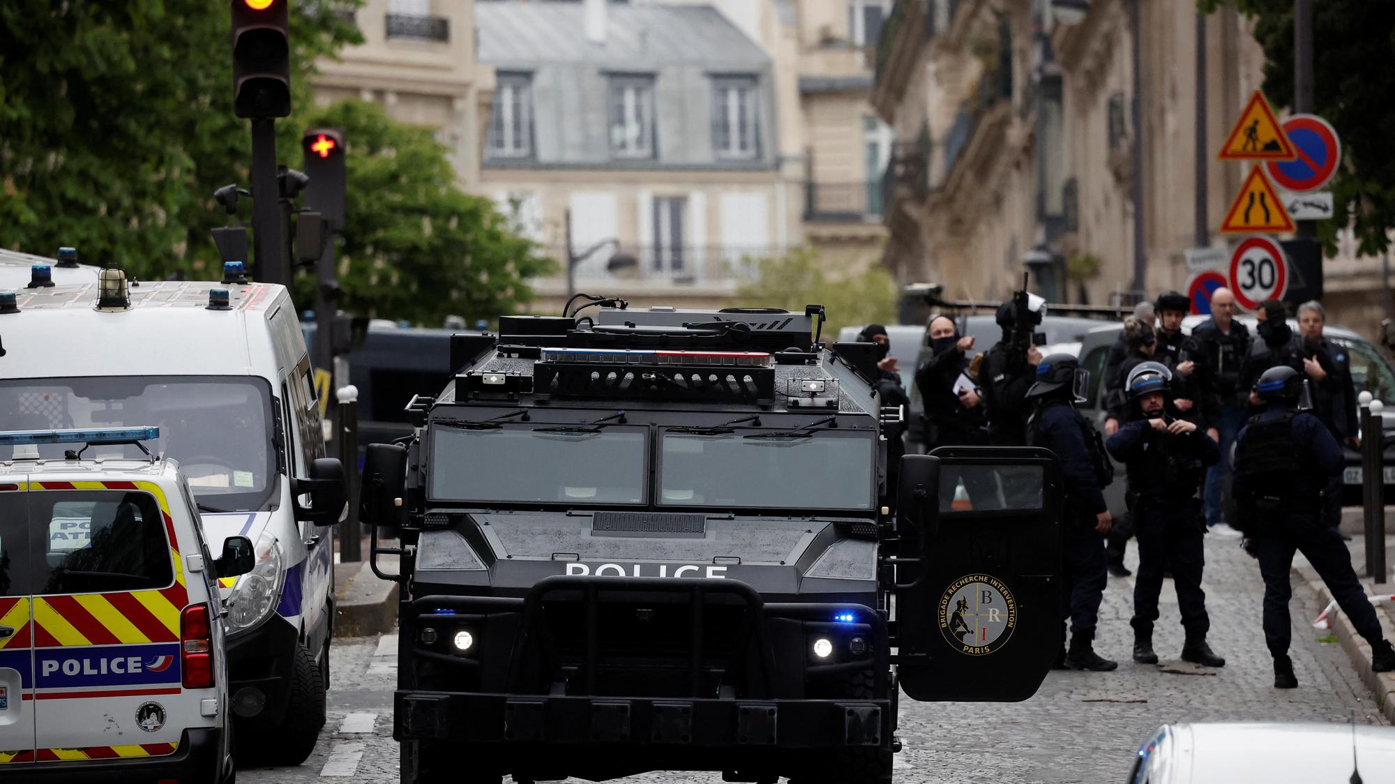 Iránsky konzulát v Paríži obkľúčila polícia.