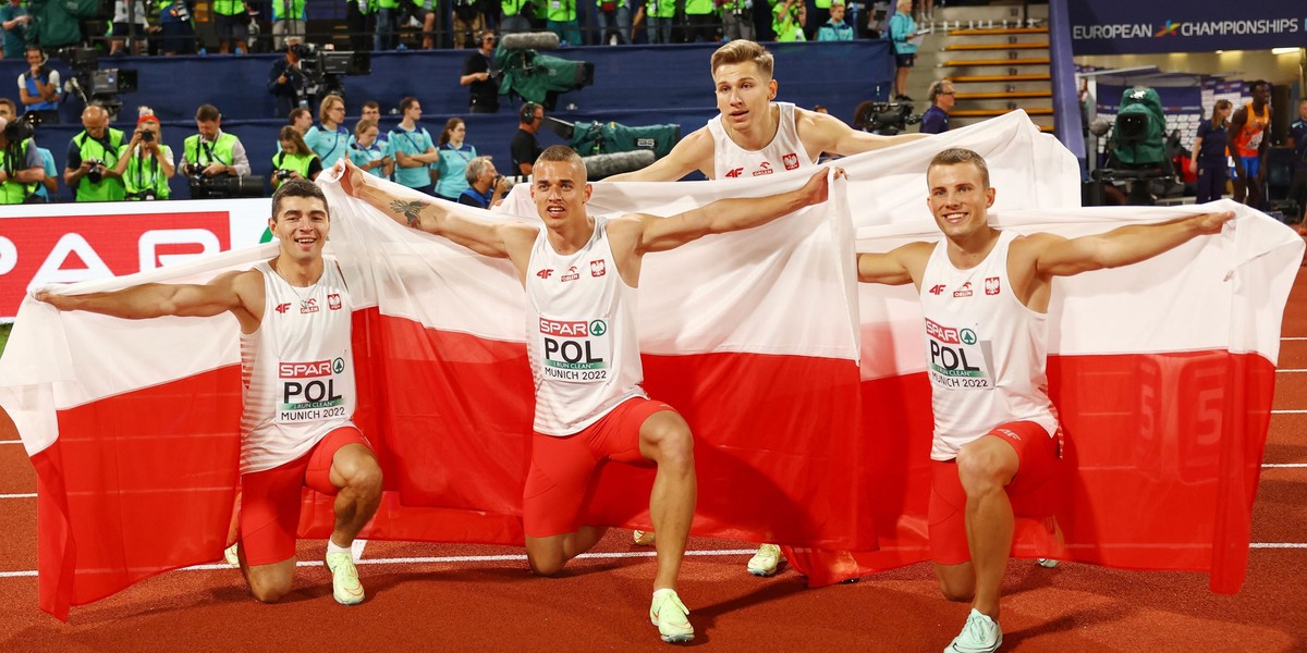 Adrian Brzezinski, Przemyslaw Slowikowski, Patryk Wykrota and Dominik Kopec po zdobyciu brązu w sztafecie 4x100 na lekkoatletycznych mistrzostwach Europy w Monachium