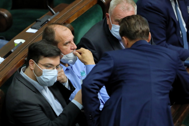 Posłowie Kukiz'15 podczas debaty nad ustawą "lex anty-TVN"